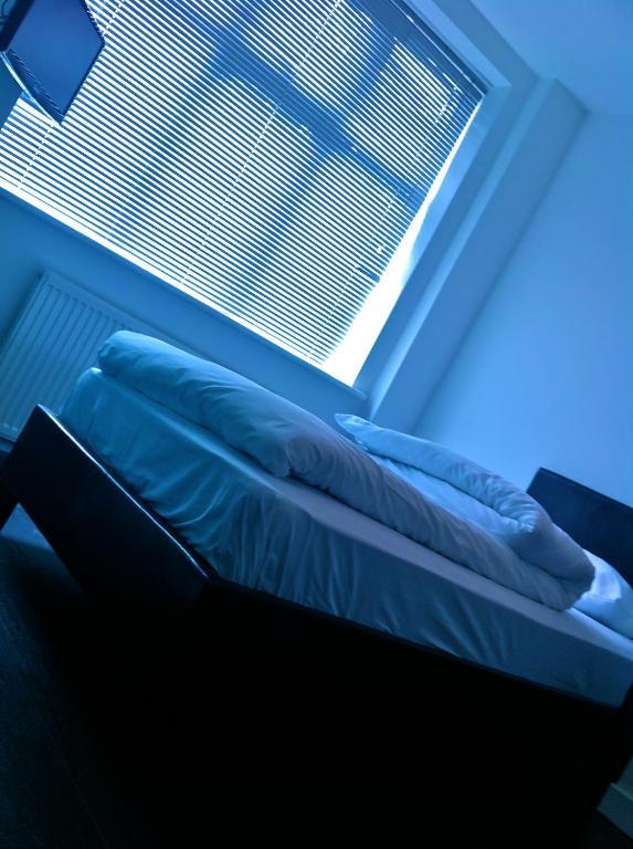 Park Crescent Hotel Manchester Room photo